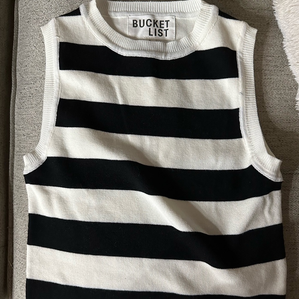 ✨NWT✨ Slim Fit Knit Sleeveless Crew Neck Top, White/Black Stripes, Small